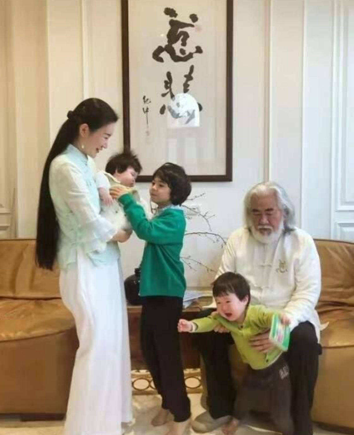 原创张纪中不愧是武侠导演全家穿古装庆立春写福办诗会仪式感十足