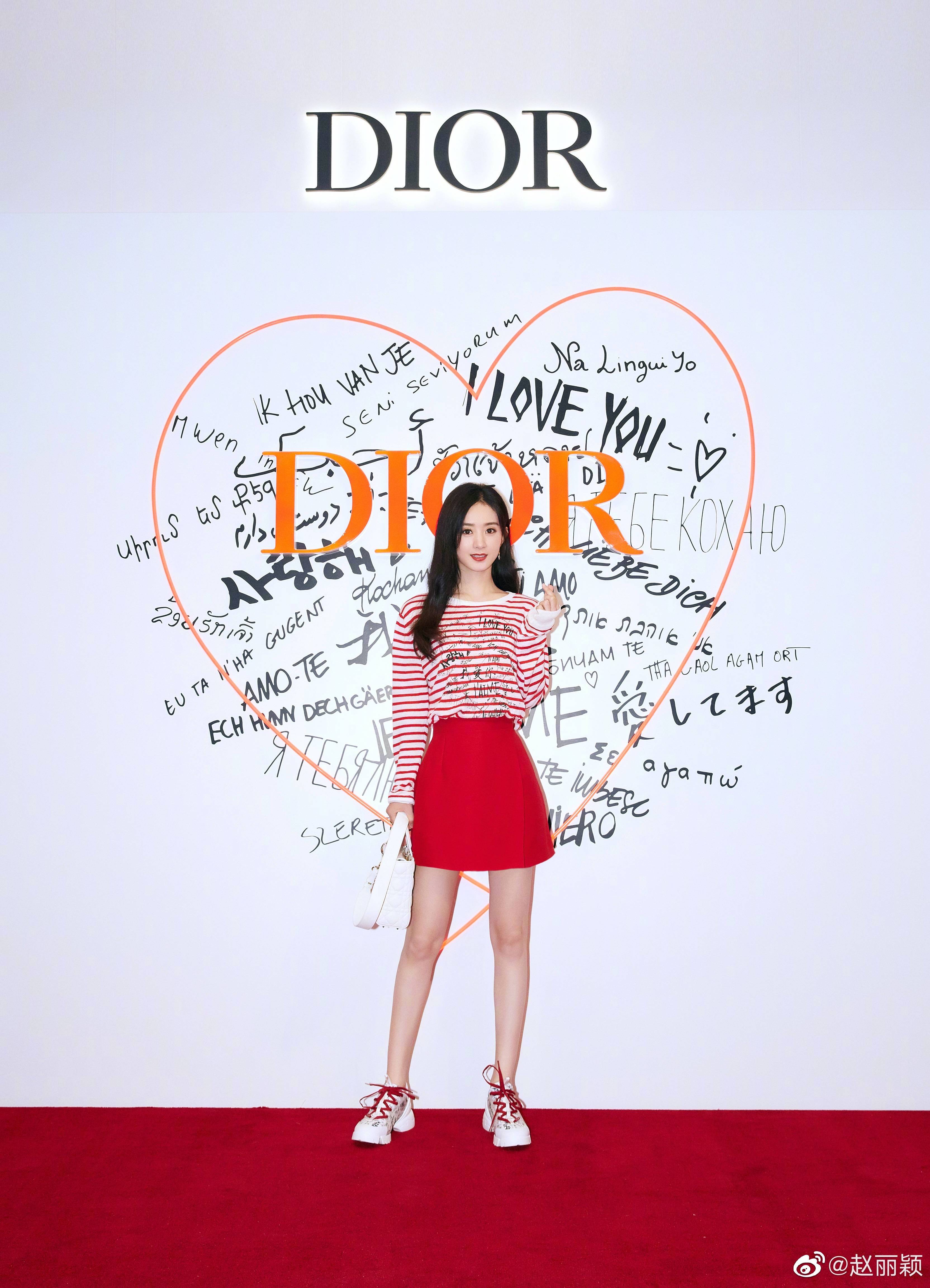 32岁赵丽颖仙气十足,一袭蝴蝶结白色礼裙,知性温柔超撩人!