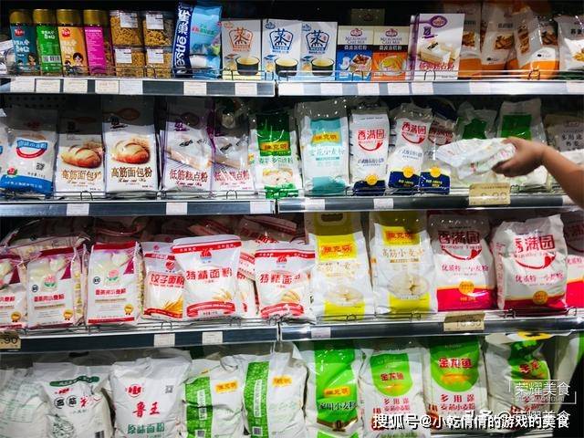 我想大部分网友对面粉的用途都有一定的了解,在超市里,各种各样的面粉