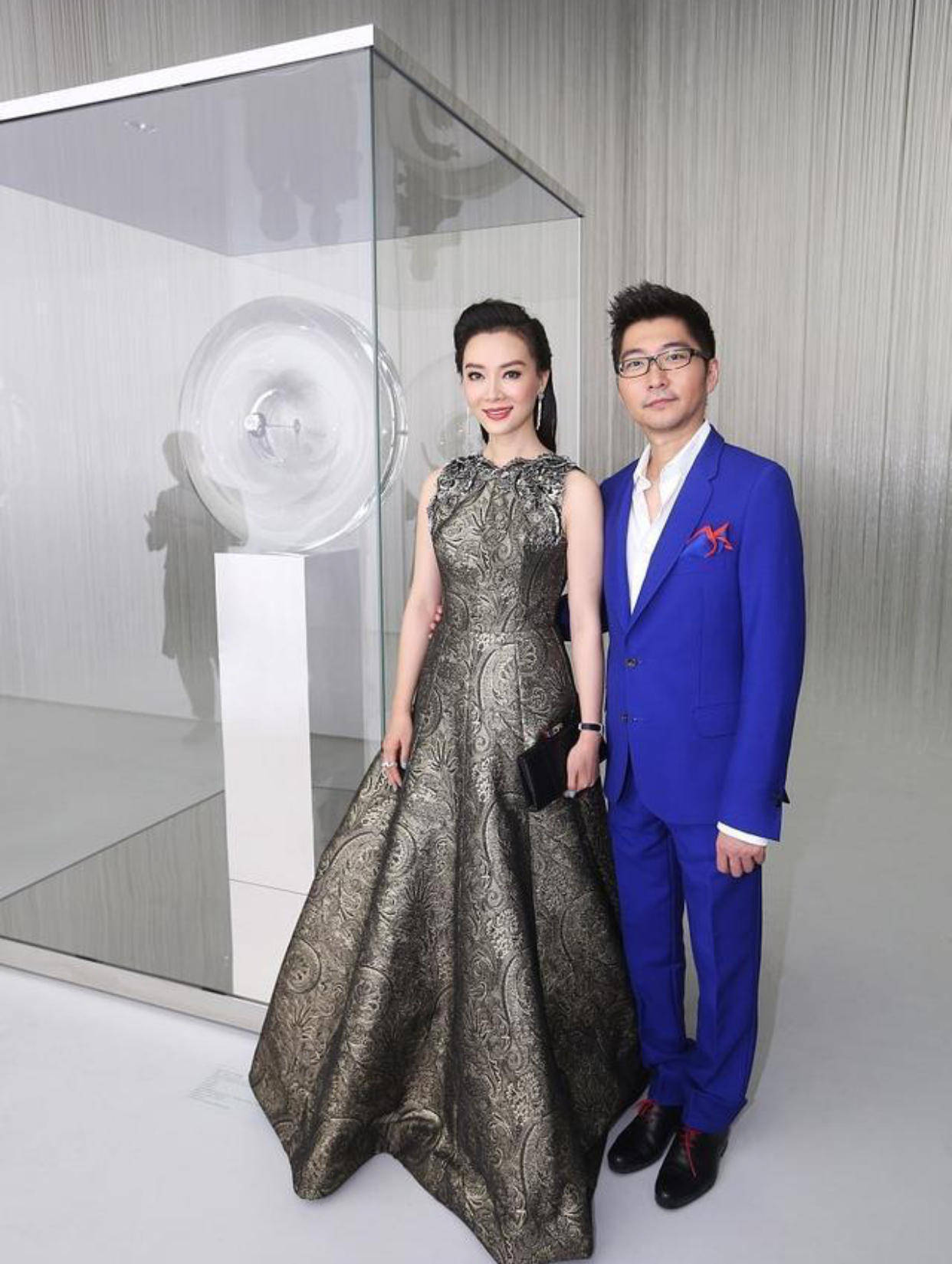 陈数夫妇罕见同台，穿金色礼服气场如女王，老公揽腰宠妻好绅士_手机搜狐网