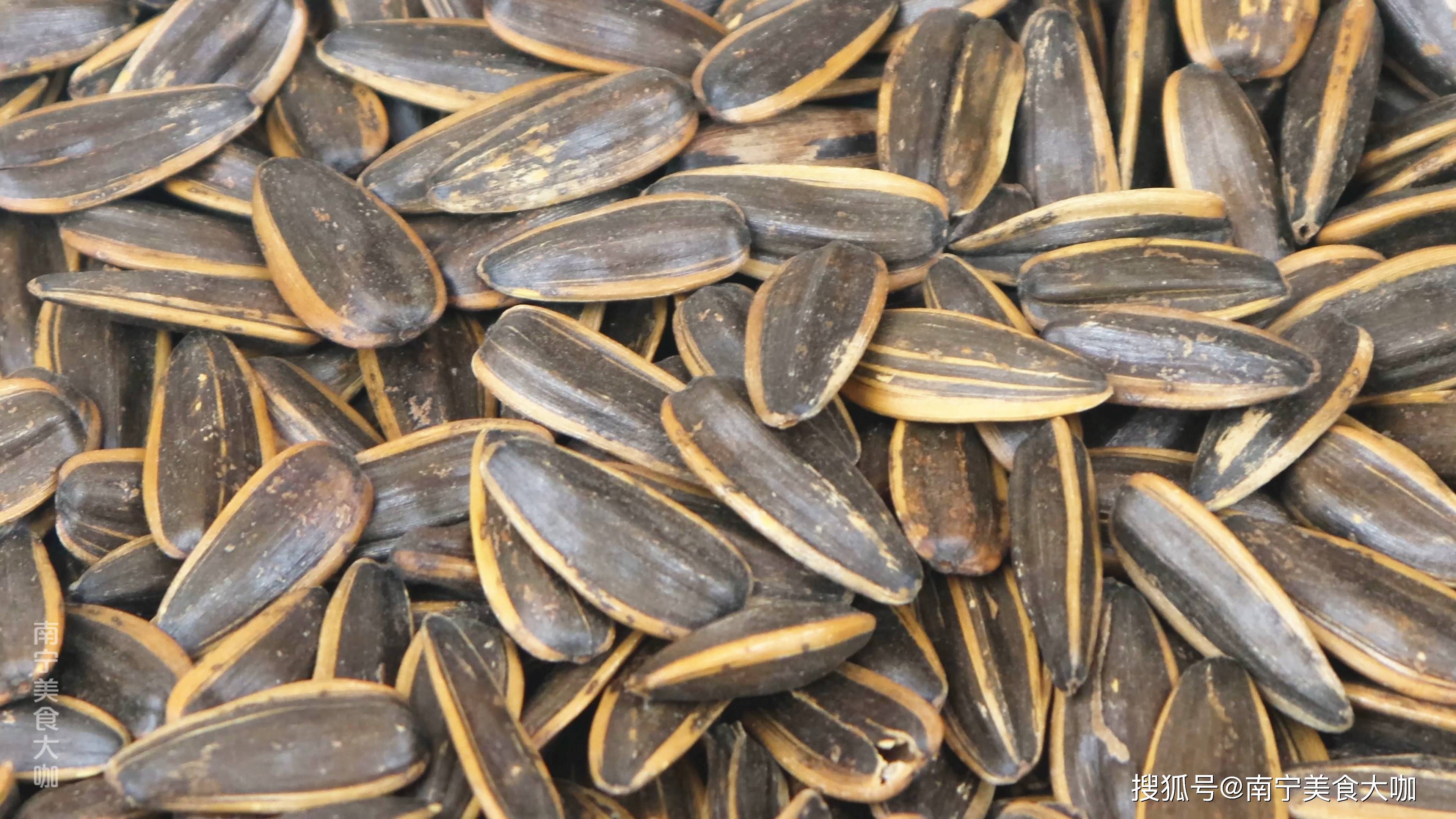 过年买瓜子,"原味"还是"多味"怎么选?猫腻不小,别花冤枉钱