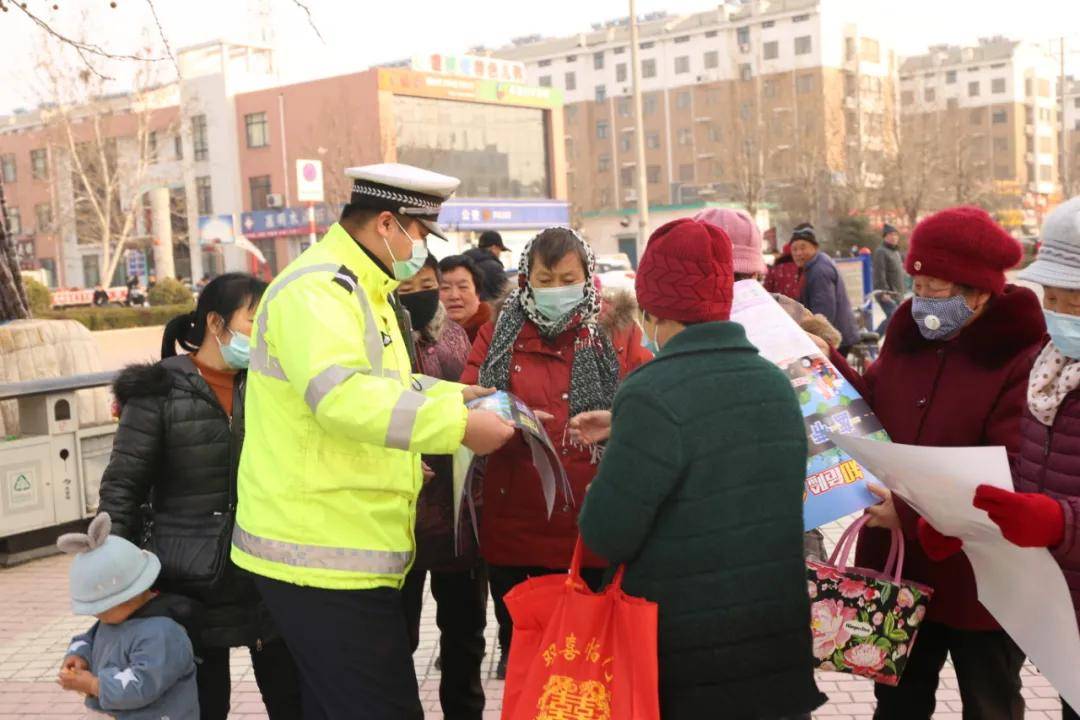 聊城市东昌府区交警小年进社区开展交通安全宣传活动