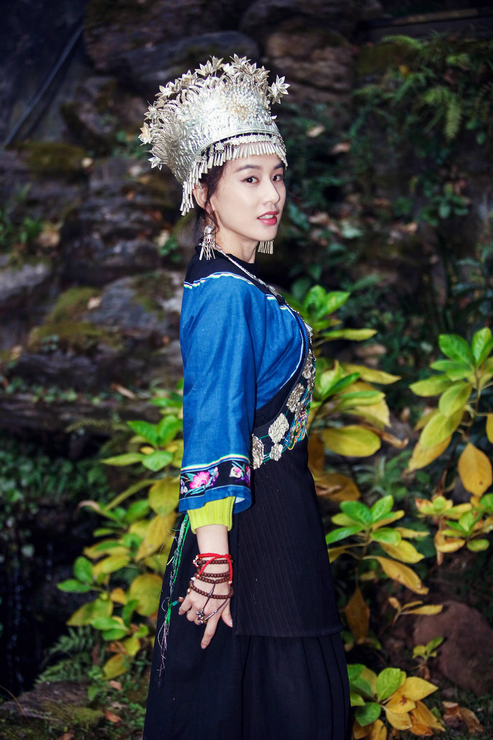 《希望的田野》黄圣依最炫民族风造型吸睛 戴苗族银头饰明艳动人