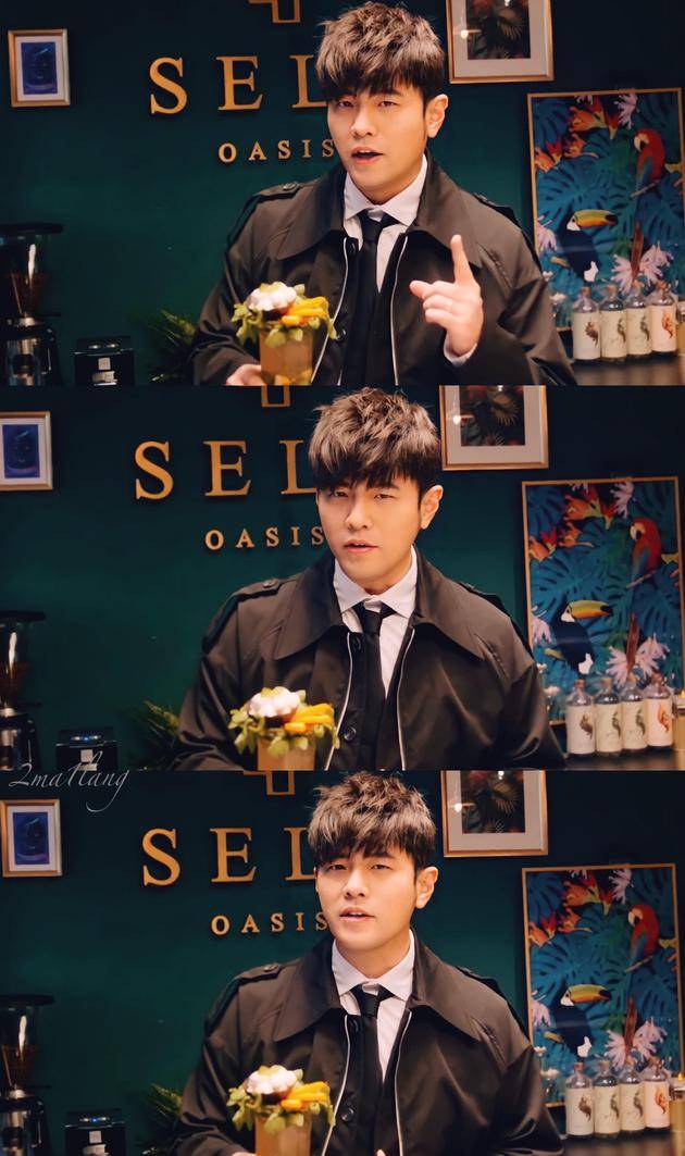 周杰伦新拍摄变瘦许多穿黑色风衣搭清爽帅气