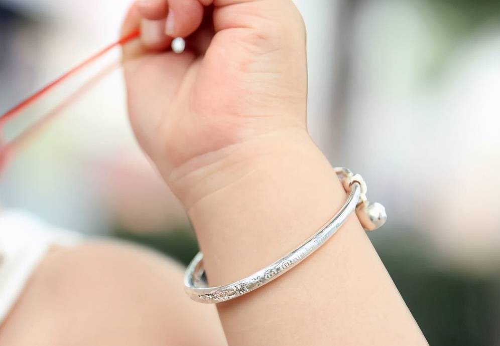 原创宝宝带银手镯越戴越亮奶奶称赞好兆头体检后医生却说来晚了