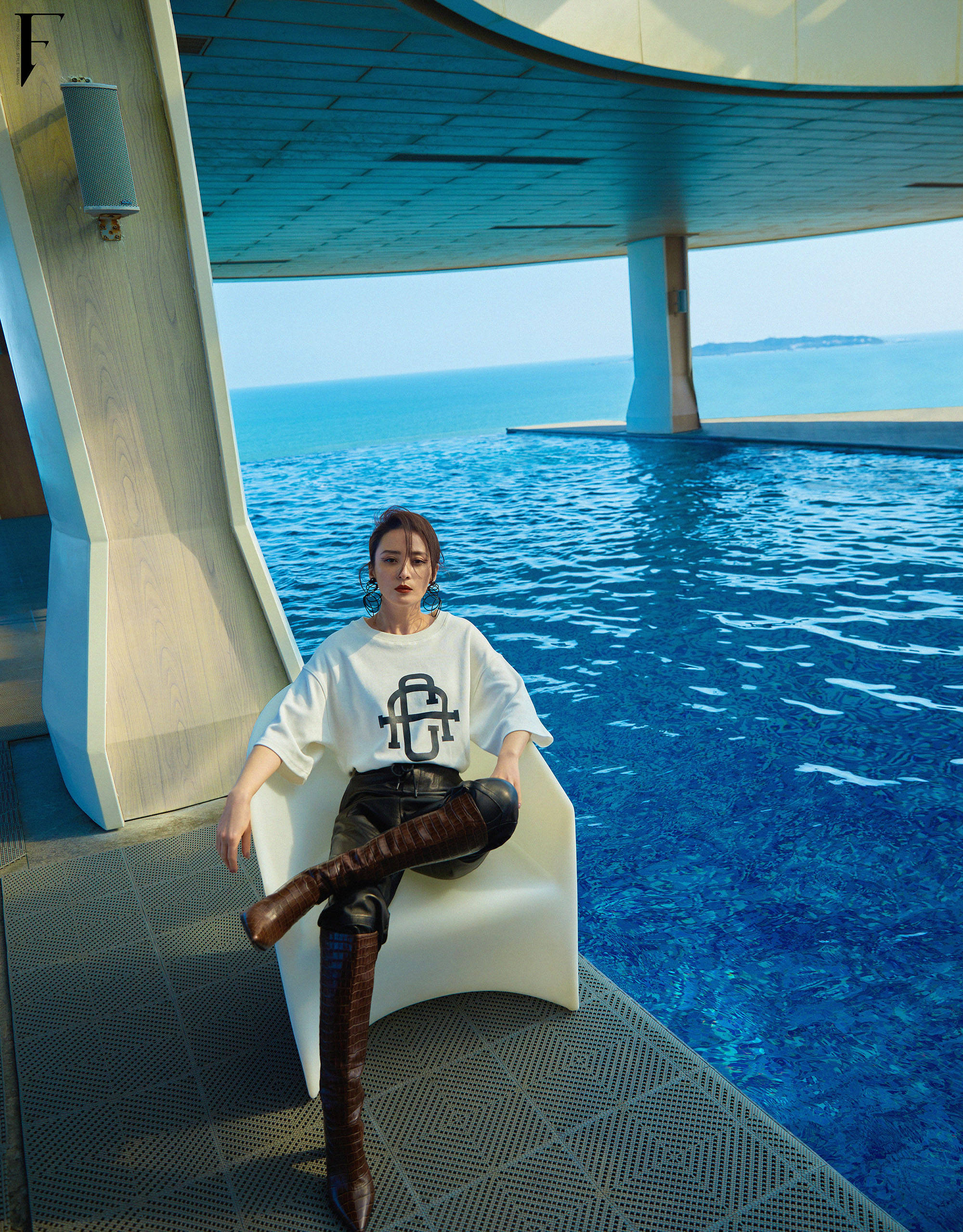 蒋勤勤海边大片释出亦柔亦飒散发女性魅力