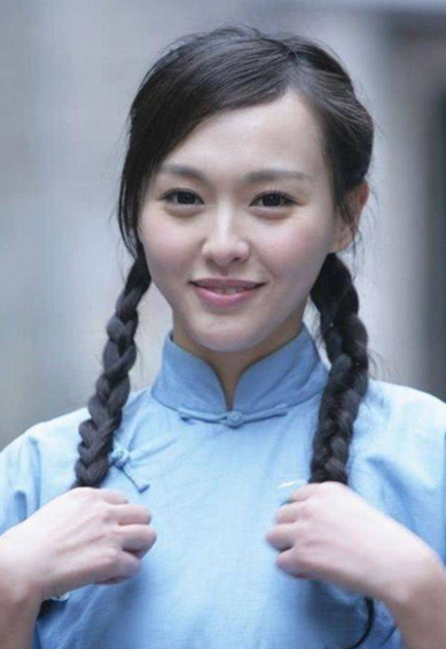 因为剧情的需要所以穿上了民国装,两条黑色的辫子配上民国学生装,看