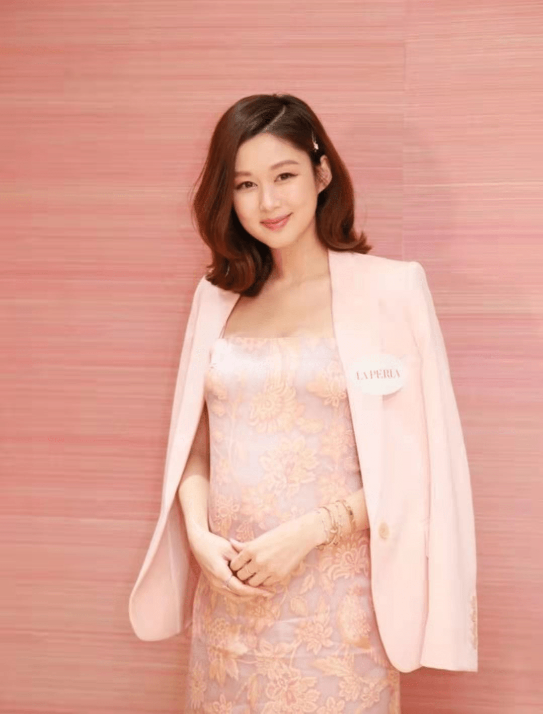 前tvb一线花旦挺六个月孕肚示人,无避忌仍脚踩两寸高跟鞋_岑丽香