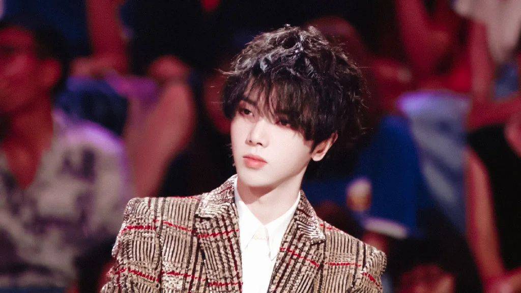 华晨宇壁纸祝花花生日快乐快来换上好看的生日头像