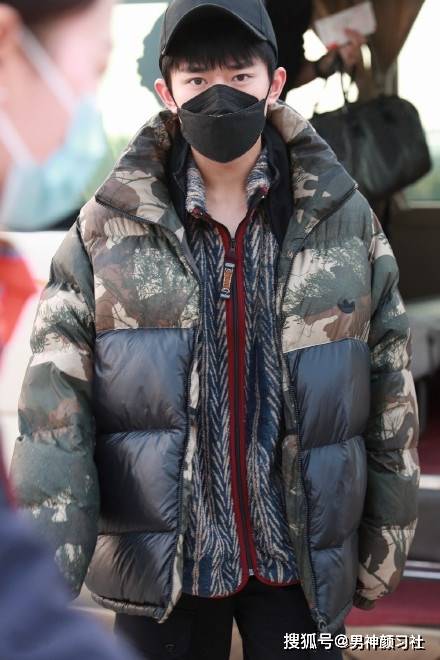 黑色羽绒服外套立领设计,保暖效果极佳,线条款式极简设计,低调大方