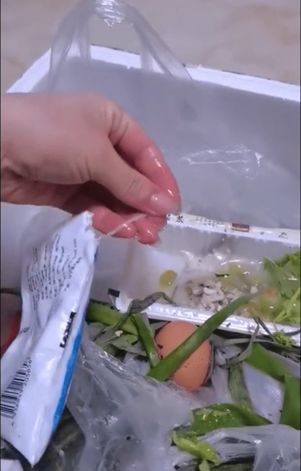 大连一顾客在棒棰岛白醋里发现鼻涕状异物网友这是什么