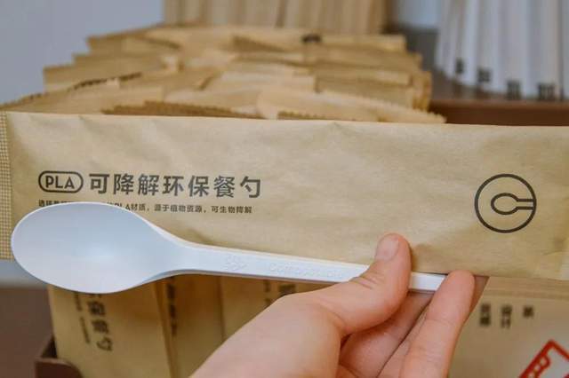 喜茶所有门店现已统一提供纸吸管和pla吸管,首创pla可降解吸管兼顾