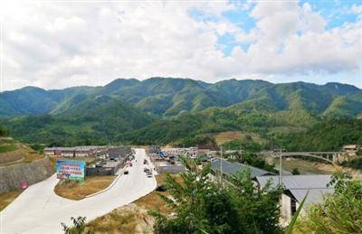 房子整齐划一,民族特色浓郁,日前,记者走进保山市龙陵县龙山镇芒麦村