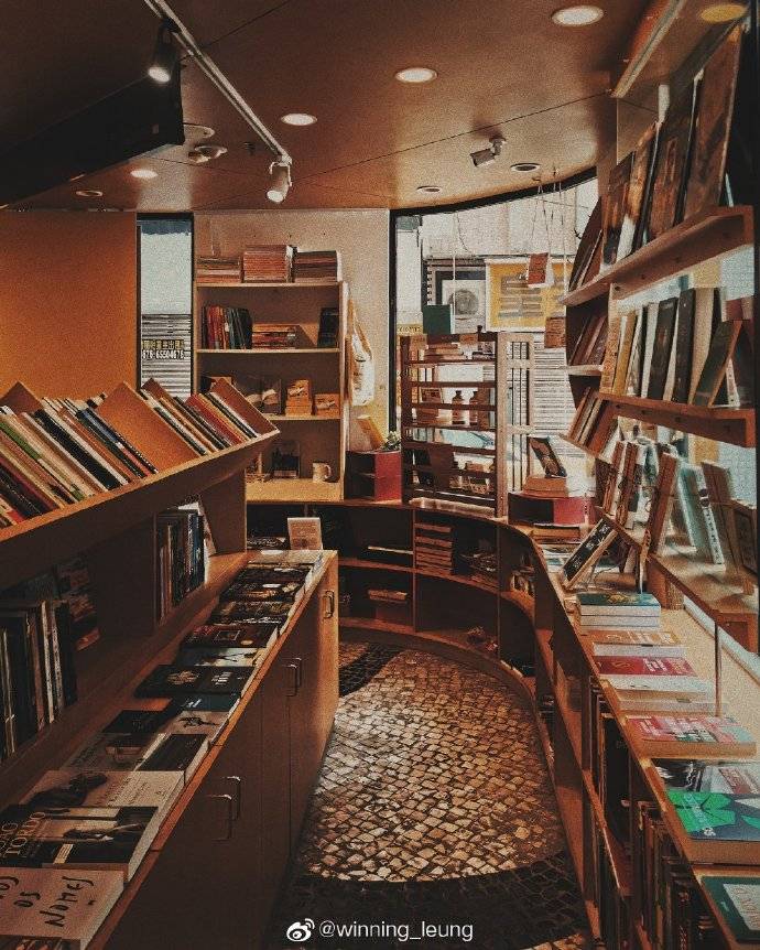 赌城也有书卷气｜澳门最大的葡文书店