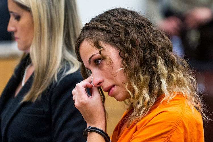 27岁女老师爱上学生,净身出户和丈夫离婚_布列塔尼