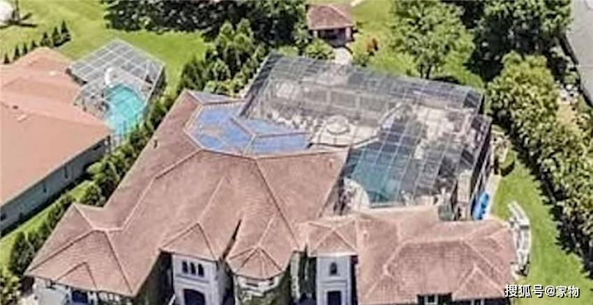 WWE约翰塞纳的千平米庄园，泳池用玻璃房围起，造出阳光房园林