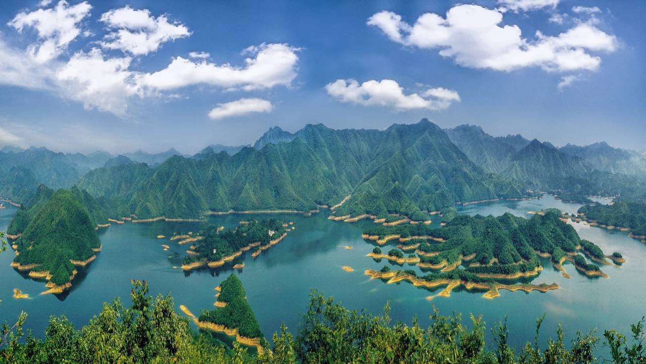 在其湖泊内,它主要是有八卦岛和猴岛等多个岛屿所组成,而在对这些岛屿