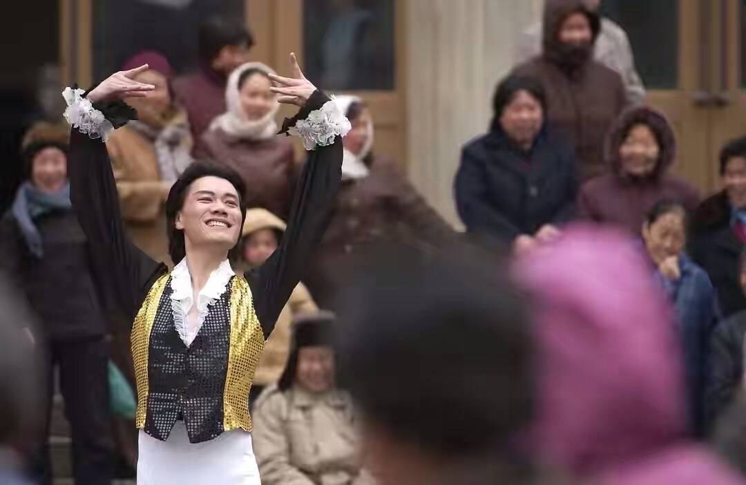 作为一个罕见的男性芭蕾舞者,胡金泉每次登台,不免遭受观众的嘲讽和