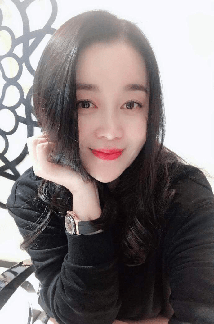 赵本山徒弟关婷娜晒孕照!小腹凸起四肢纤细,网友:她老公是谁?