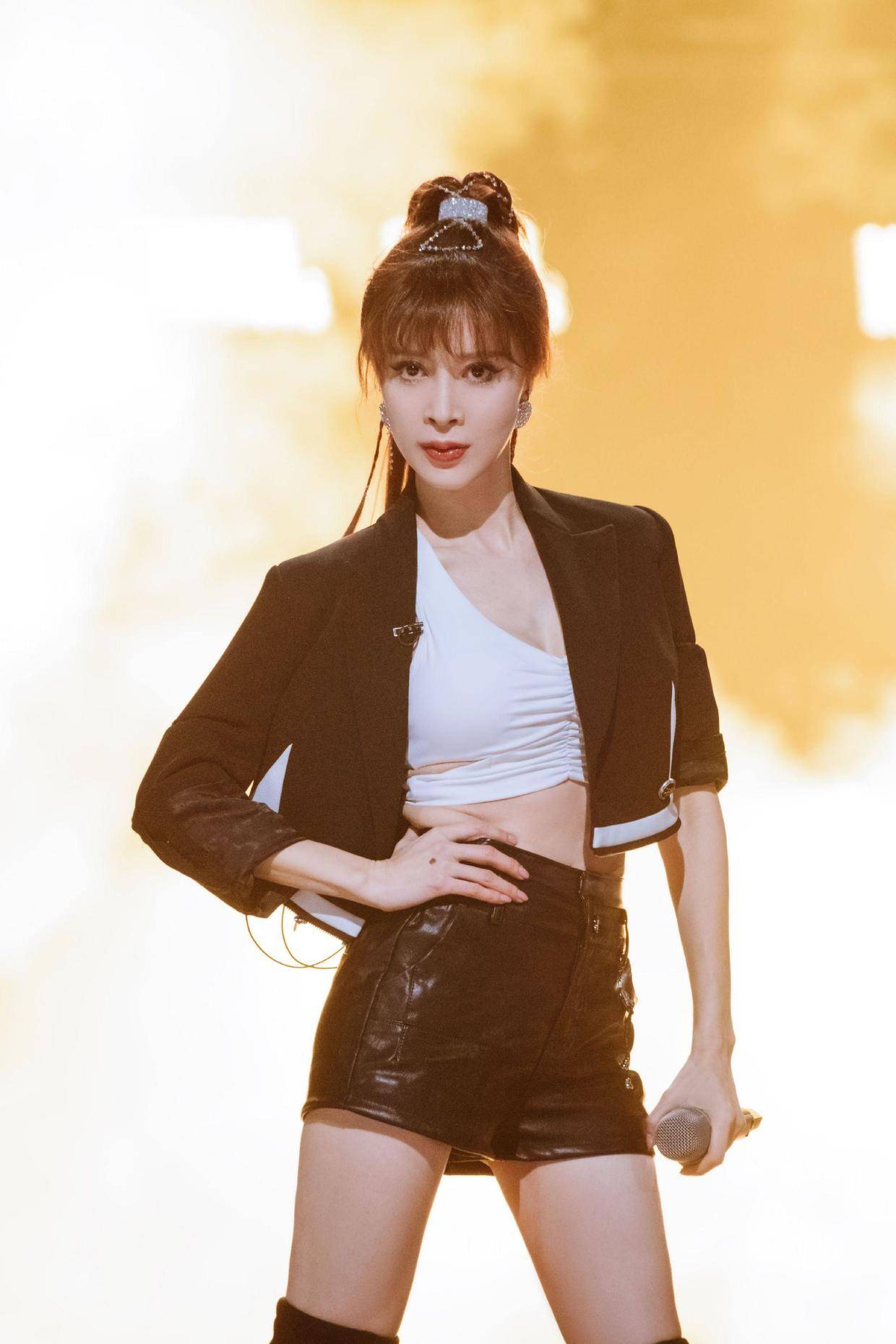 原创金巧巧气质全开!穿一件红色连衣裙出席活动,美出了新高度