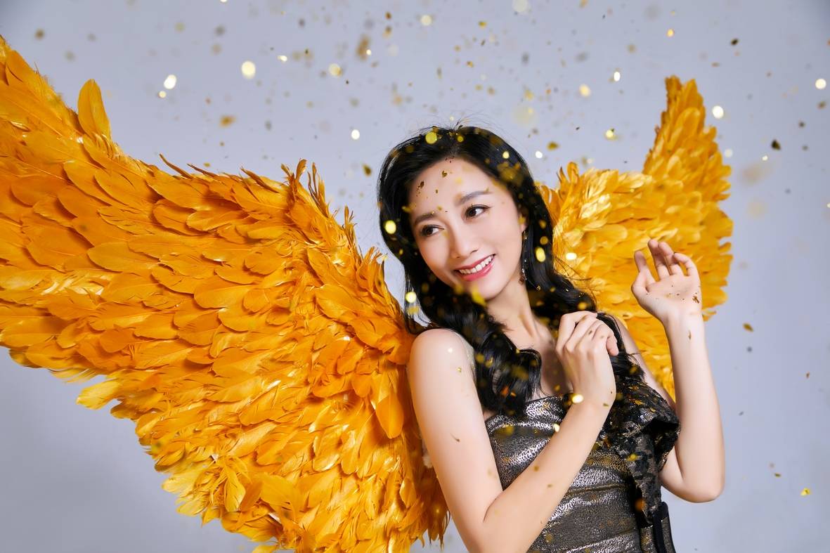 组图:原子飞新年写真曝光 金色翅膀造型别致
