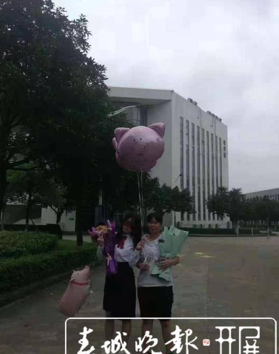 据陈某梅舅舅莫先生介绍,陈某梅今年23岁,2020年6月