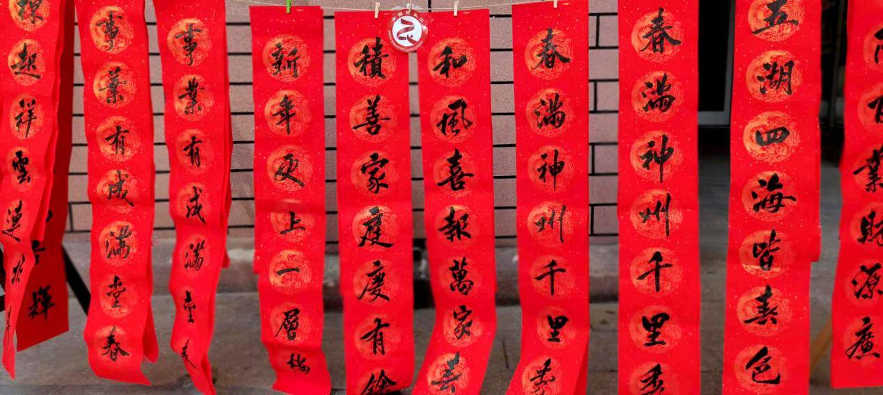 蜀山区洪岗社区户外送春联温暖"就地过年"居民