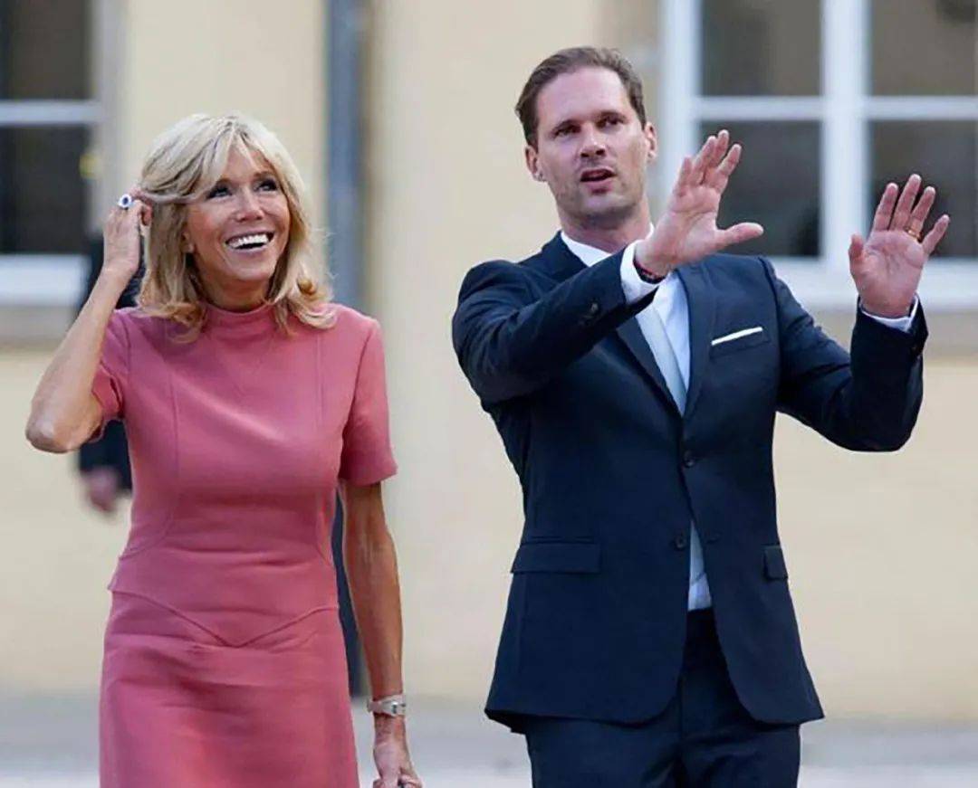 68岁布丽吉特体型发福,小腰变粗人变霸气,带马克龙出场尽显气场