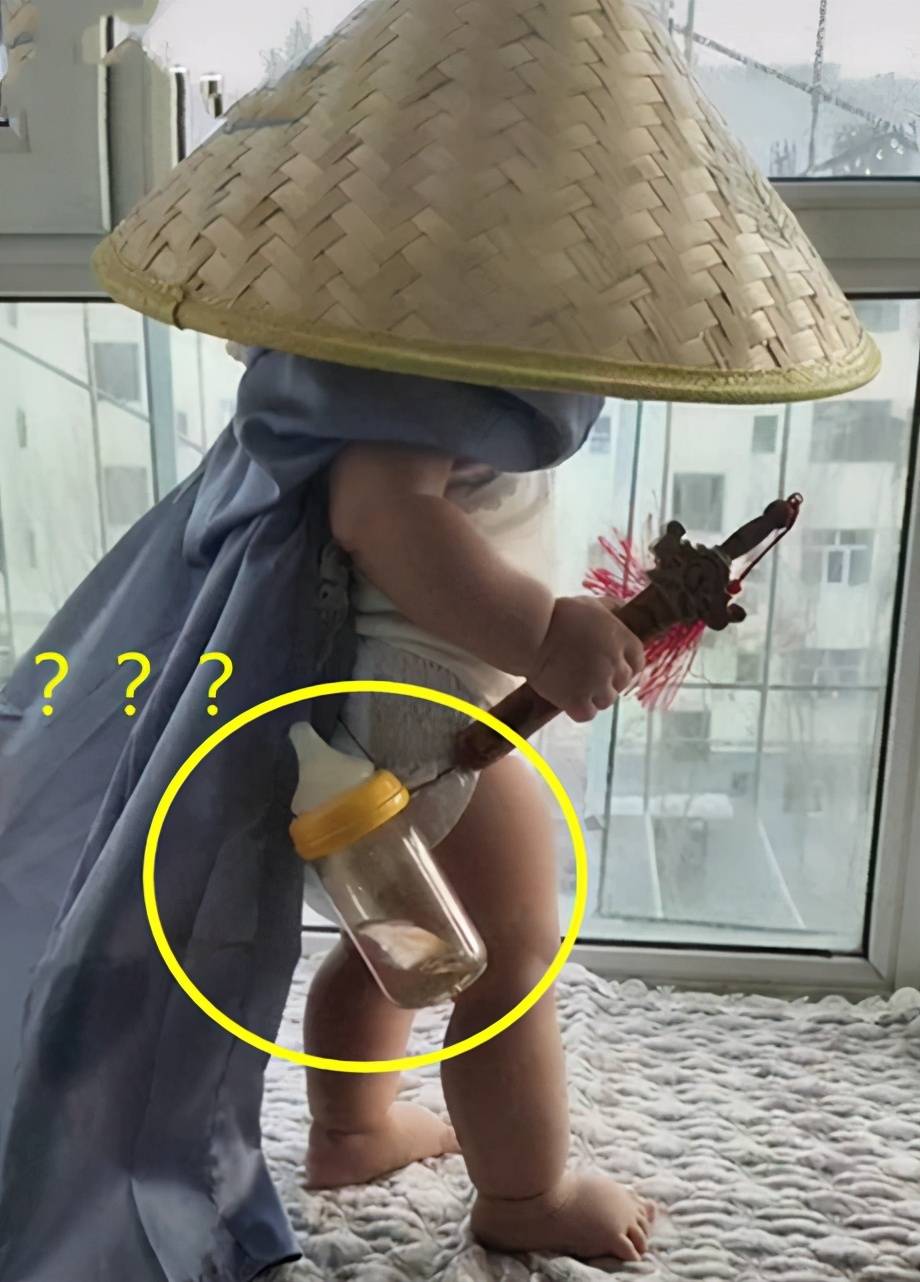 "大侠"穿着尿不湿,手拿宝剑霸气侧漏,身份却被"假酒壶"出卖