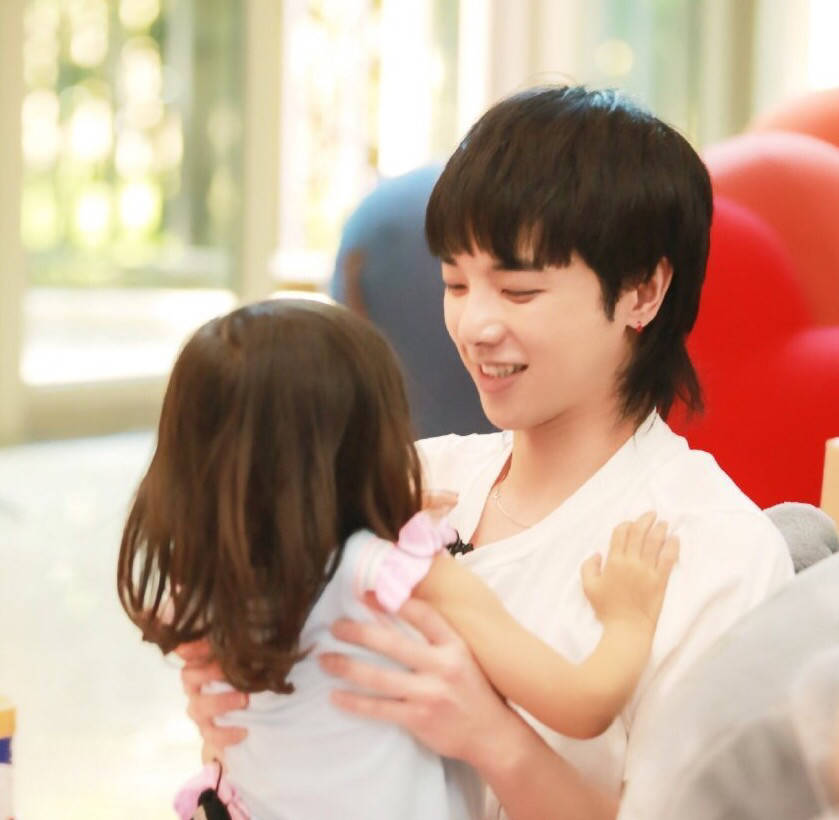 华晨宇承认生娃:没被好好爱过的人,却同样拥有爱人的能力 | 微头条