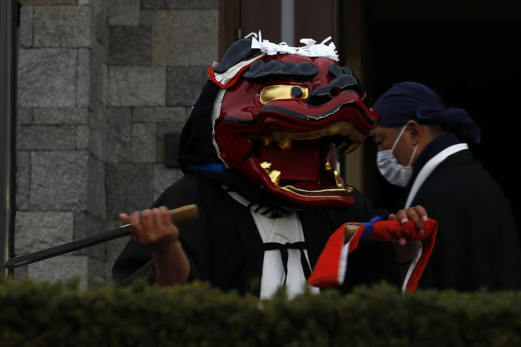 日本舞狮队走街串巷祈福 竟吓坏小朋友