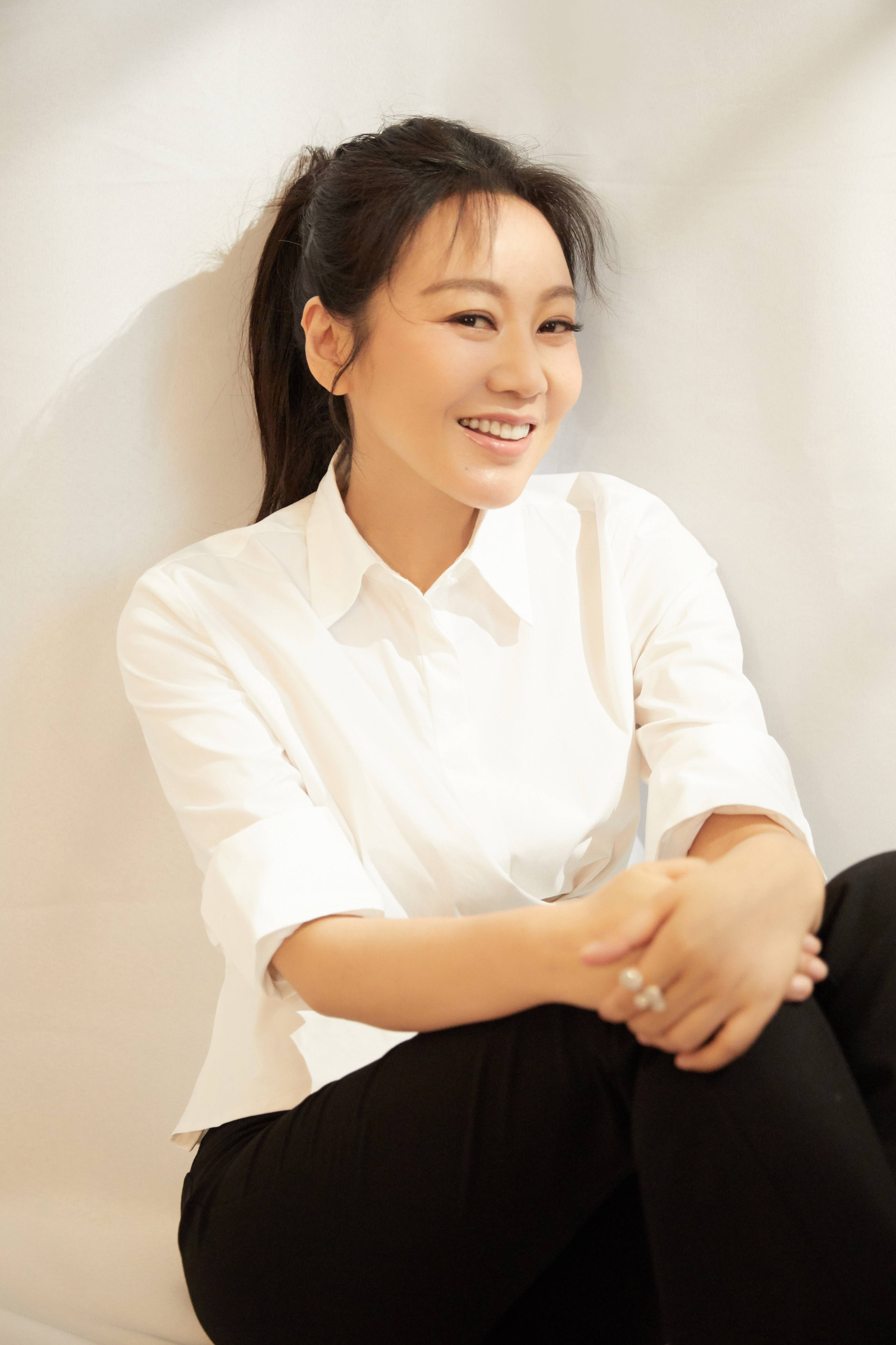 闫妮温柔写真据悉,该影片将于2021年内上映,相信闫妮的加入必定会为