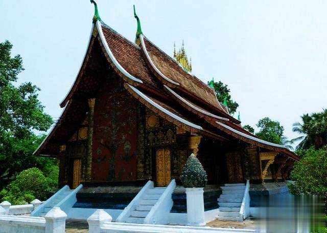 老挝一神奇的寺庙：相传一开门就会下雨，庙中还存着一神奇的壁画
