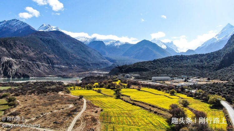 雅鲁藏布江景区内的绝世美景，只有在秋季用无人机能感受到