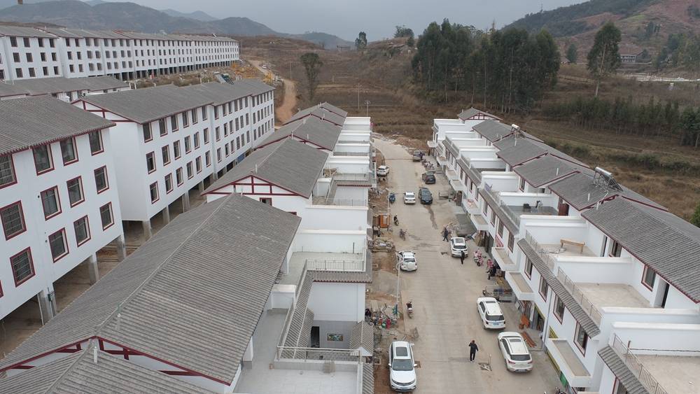 安置点分为南,北2个组团,距县城4公里,共安置来自会东县溜姑乡,大崇镇