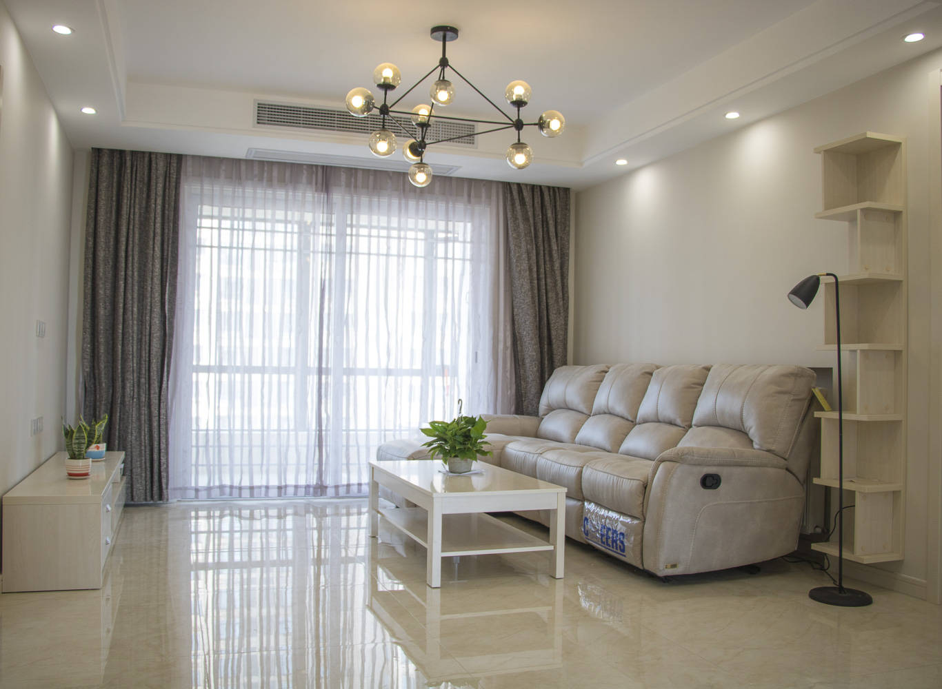 装修了3个月才完工,家具刚入场就很漂亮了,打扫干净通通风_客厅