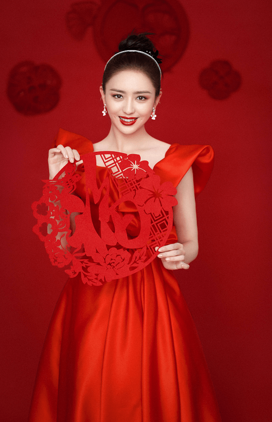 佟丽娅三次登上春晚舞台红裙配上丸子头大气优雅美出新高度