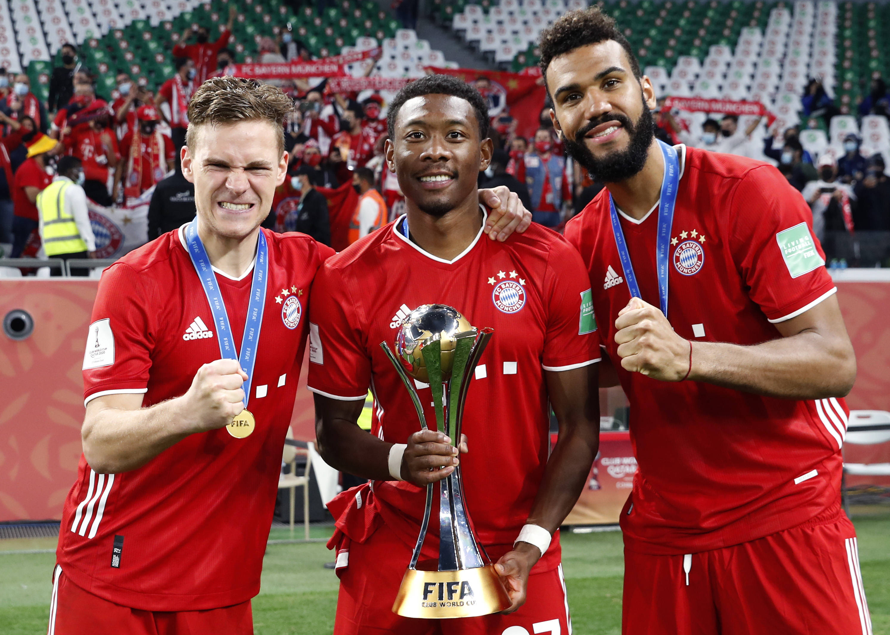 高清图:诺伊尔高举冠军奖杯 莱万嘟嘴叉腰摆造型