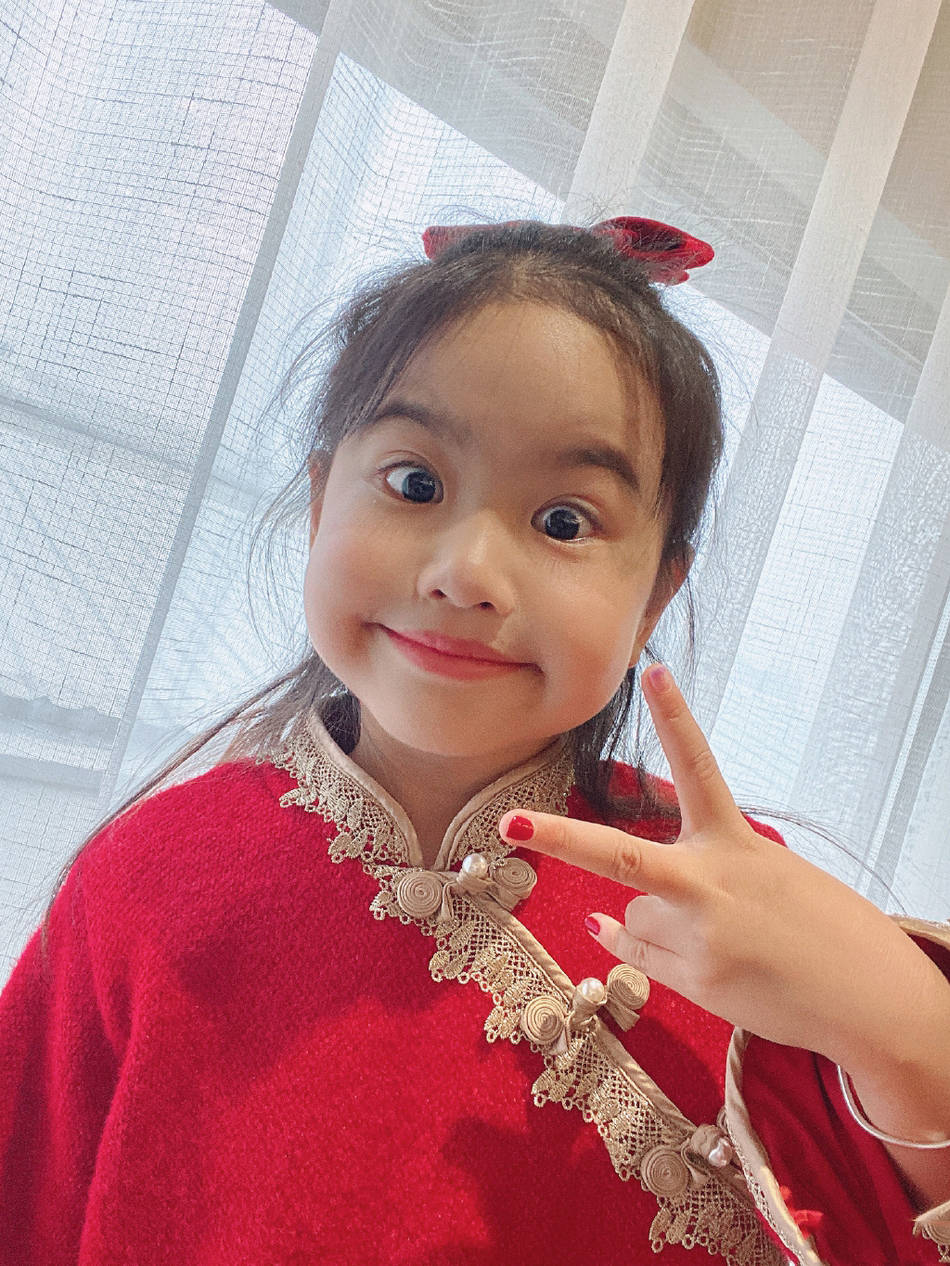 包文婧对镜头比耶甜笑. 饺子