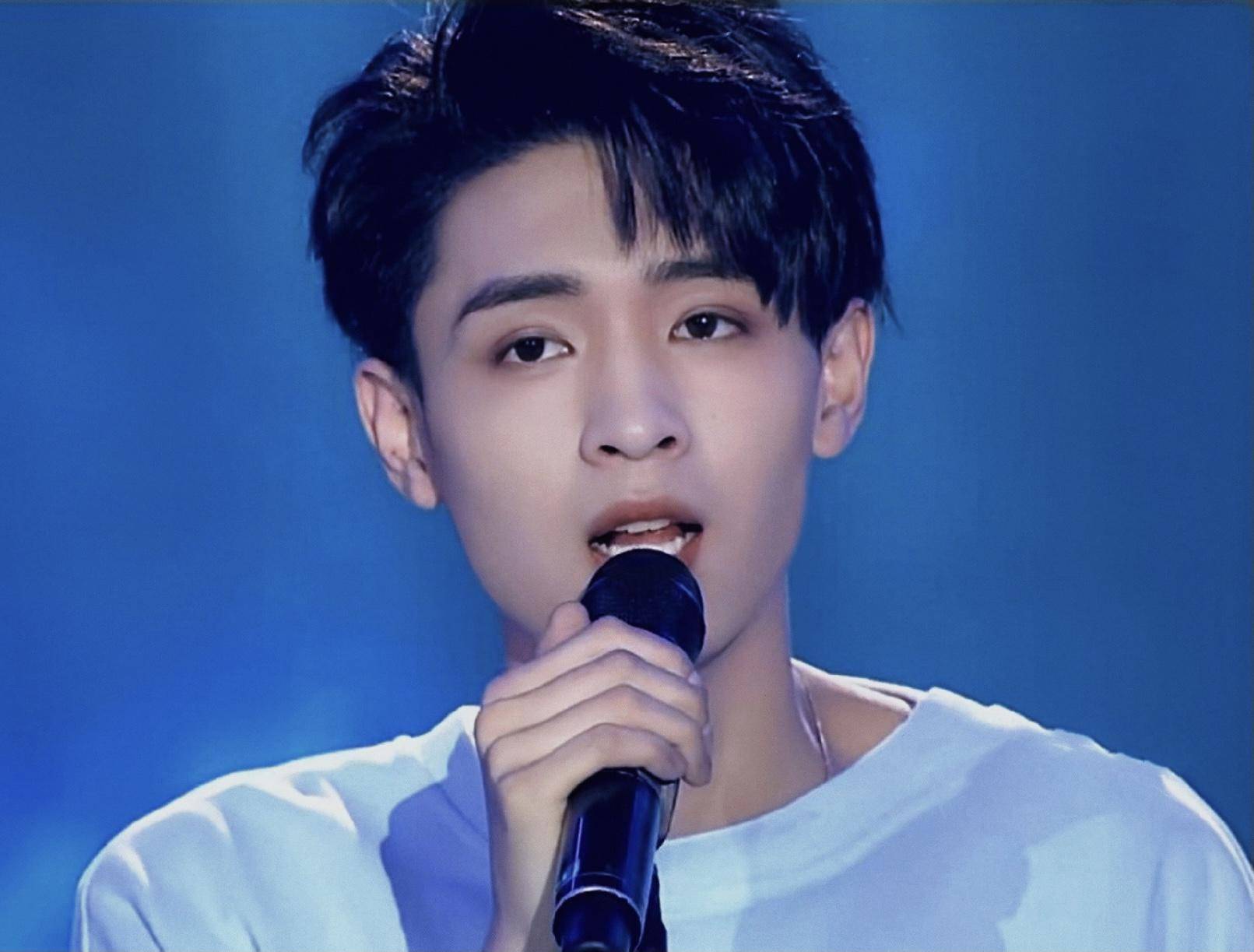 秦霄贤变身深情男,演唱《空白格》声音温柔,卫衣牛仔如邻家男孩