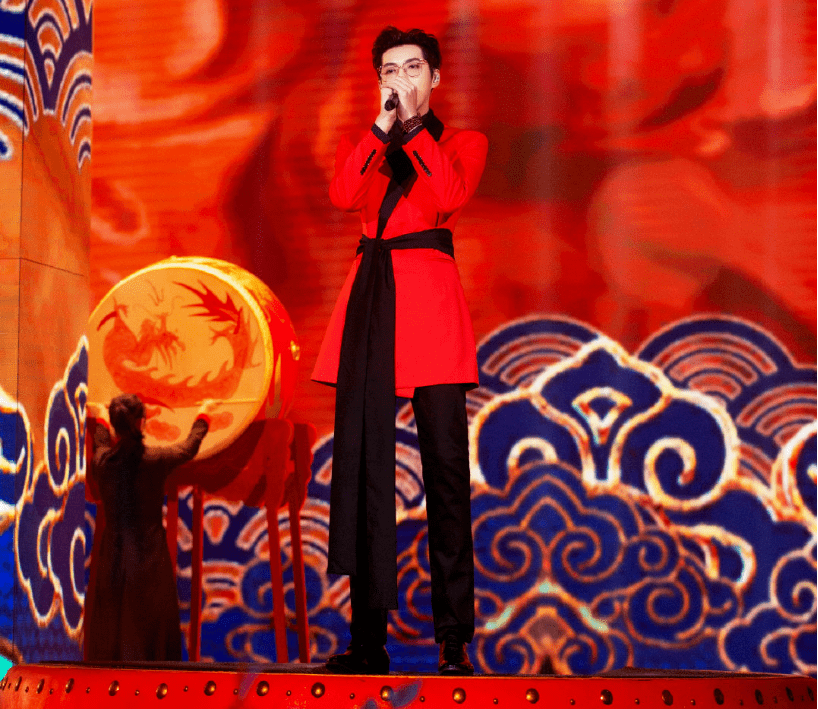 卫视春晚男星造型翻车:肖战皮裤显腿粗壮,吴亦凡穿奶奶睡袍