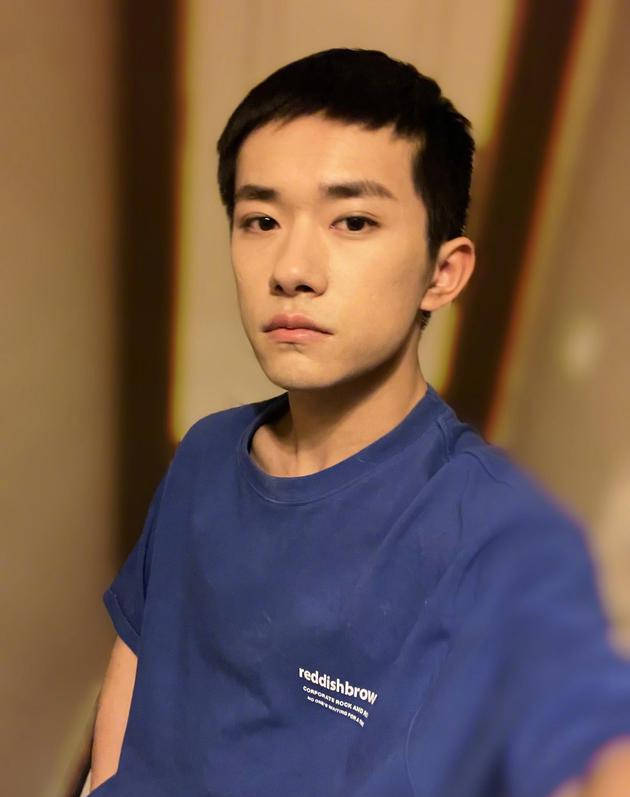 戴假发表演实锤!易烊千玺晒帅气短发自拍庆新年