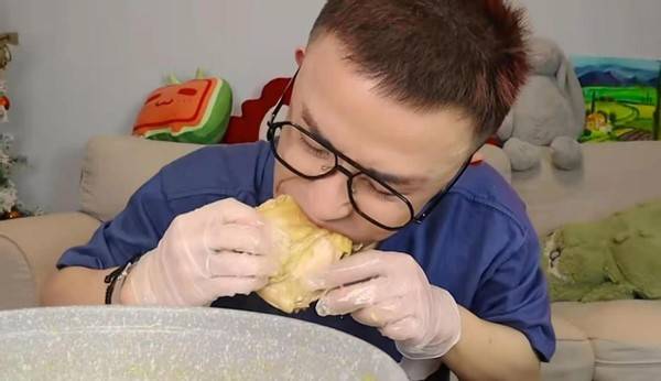 在大年初一光小强给大家带来了花胶鸡火锅,食材包括了娃娃菜,各种菇类