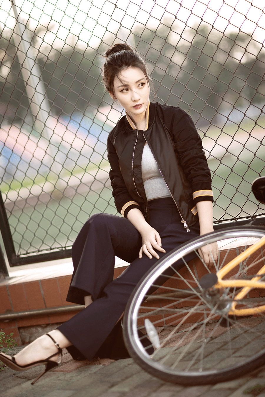 柳岩括号臀真养眼穿抹胸连衣裙大秀曲线美40岁身材太优越