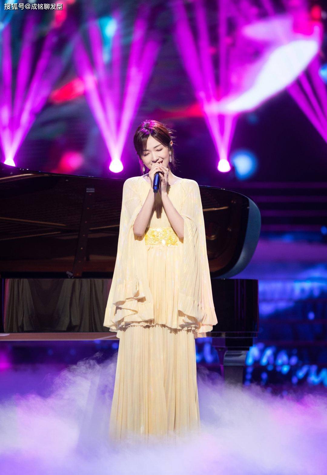 原创万茜首登春晚获赞节目后换刺绣网纱短裙精致优雅满屏的高级感