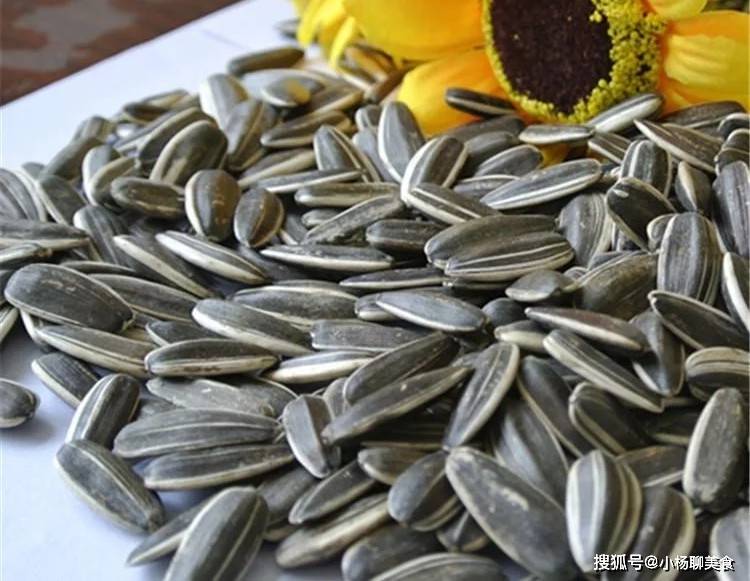 每天一把葵瓜子 4个好处等着你 降血糖降胆固醇 还促进生育 维生素 每天一把葵瓜子 4个好处等着你 降血糖降胆固醇 还促进生育 维生素