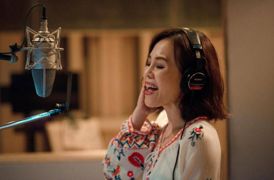 她曾击败张惠妹,碾压蔡健雅,却为何不敢演唱自己的成名曲?_彭佳慧