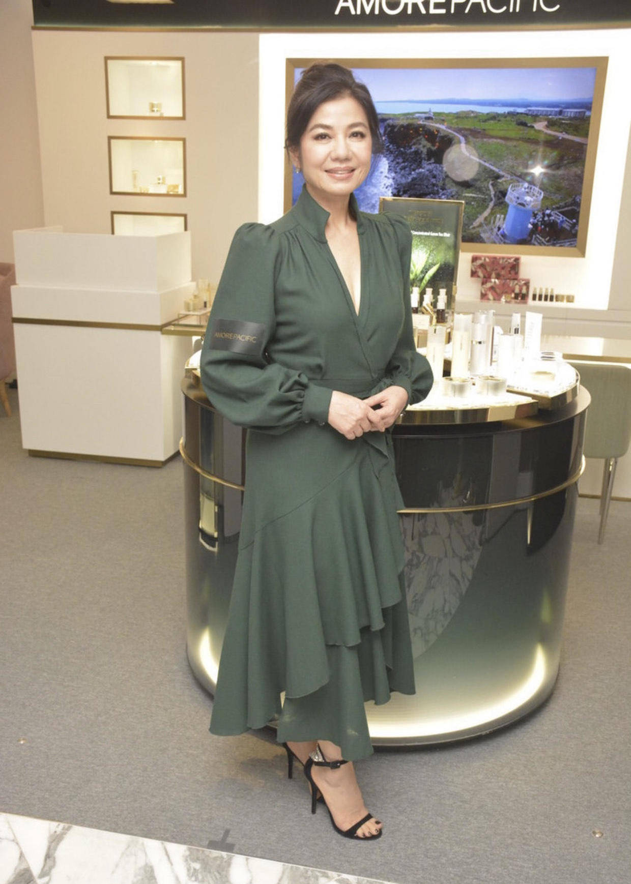 原創60歲的鐘楚紅真是不老女神穿襯衫連衣裙高貴典雅減齡又洋氣