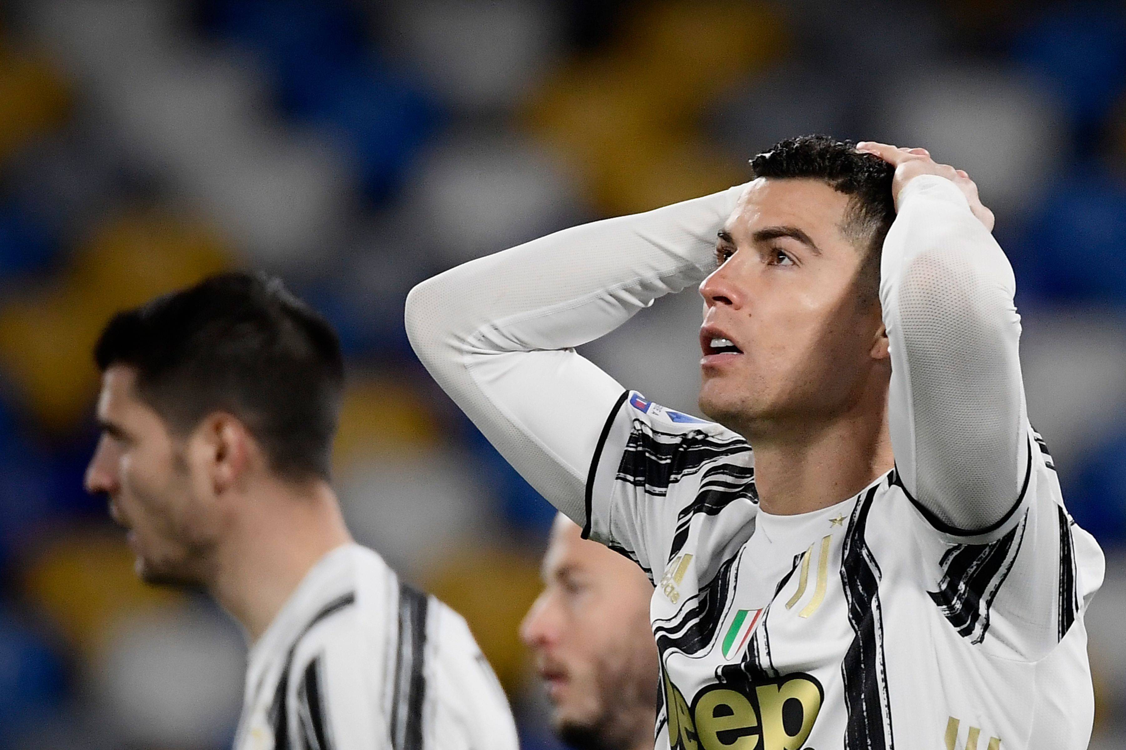 高清图:c罗双手抱头一脸惆怅 那不勒斯群魔乱舞