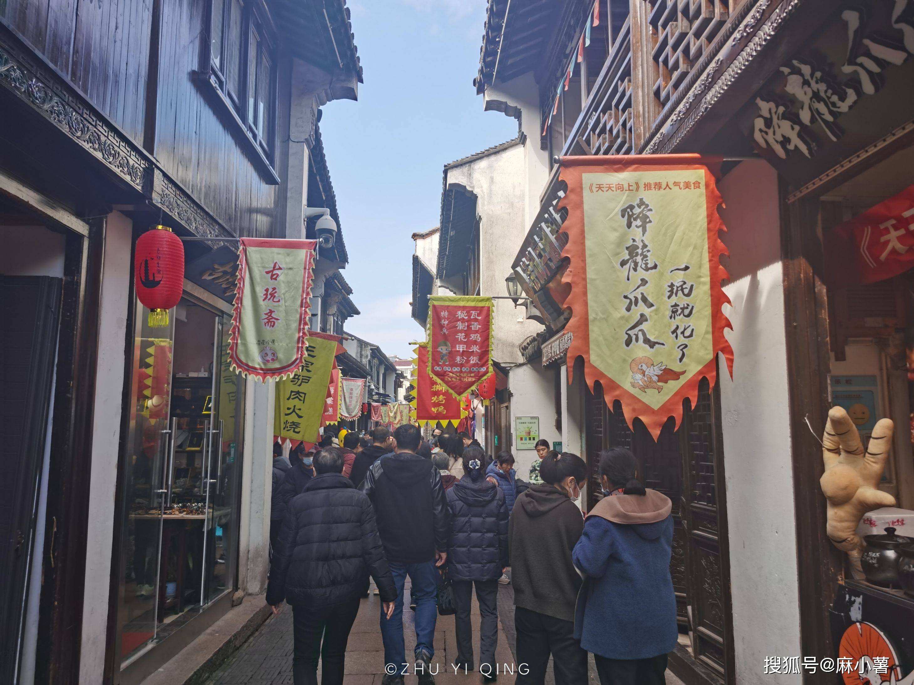 上海一古镇靠小笼包出名，过年期间人山人海，商业街挤得水泄不通